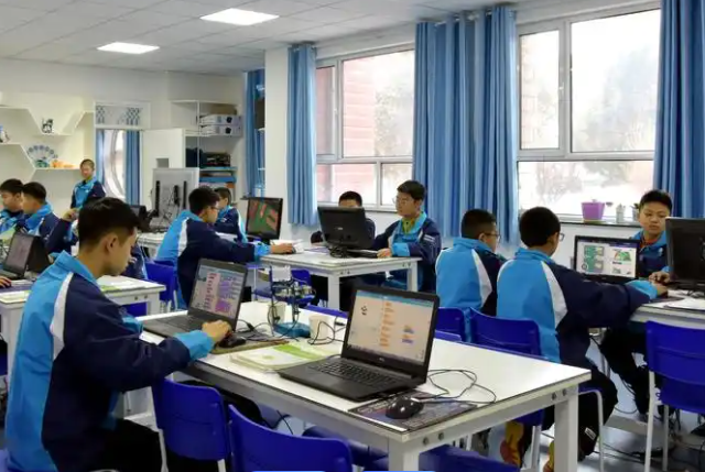 教育的數字化網絡化等特點使其較傳統教育管理更加透明 教育的數字化網絡化等特點使其較傳統教育管理更加透明