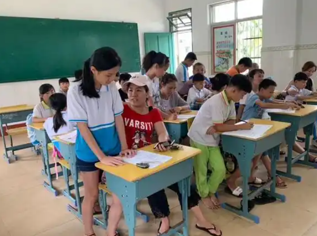 大力推動青藍團隊班主任團隊等團隊建造著力打造團隊文明