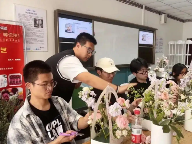 學(xué)生們運(yùn)用色彩搭配和造型技巧深化領(lǐng)會(huì)創(chuàng)新的物化載體 學(xué)生們運(yùn)用色彩搭配和造型技巧深化領(lǐng)會(huì)創(chuàng)新的物化載體