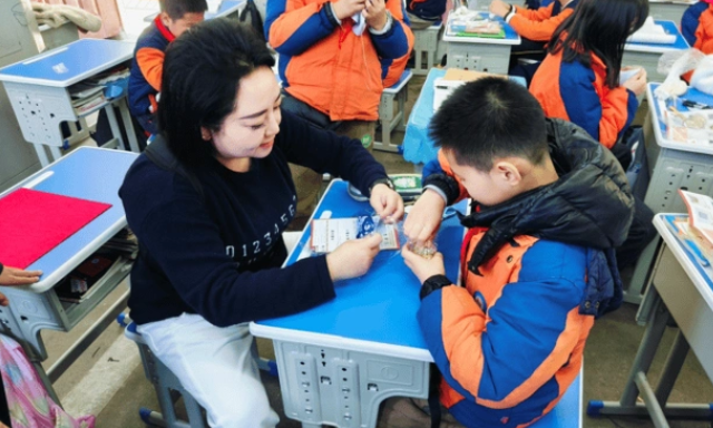 愛是一劑良藥就讓我們把愛的火炬?zhèn)鬟f給學生為愛插上翅膀