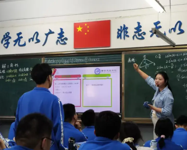 新教材新課程目標的講堂施行才能推動高中雙新常態化進講堂