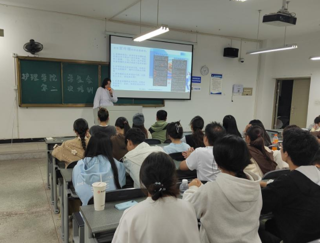 一手抓核心素質(zhì)既讓學(xué)生有接受智能時(shí)代新科技挑戰(zhàn)的才能