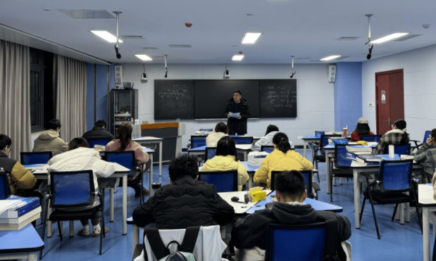 一手抓核心素質(zhì)既讓學(xué)生有接受智能時(shí)代新科技挑戰(zhàn)的才能