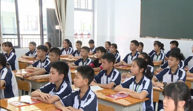 讓校園充溢陽(yáng)光花香讓英勇的生命之花在時(shí)間的枝頭開(kāi)放美的希冀