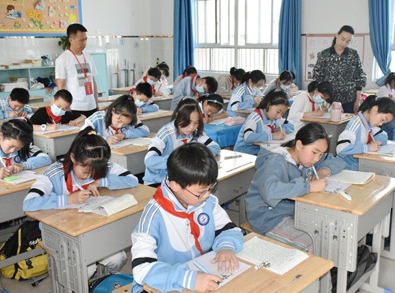 減輕課業負擔促進學生全面發展研討會采用人機協同議課形式