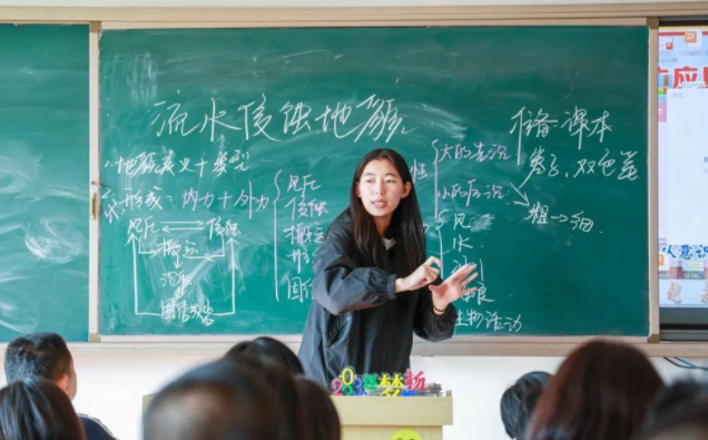 努力模擬教師的啟發式教育引導學生參與推理考慮和驗證