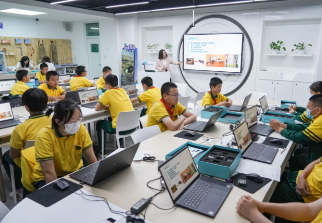 耐心交流解說科創(chuàng)教育對孩子歸納才能創(chuàng)新思維培養(yǎng)的重要性