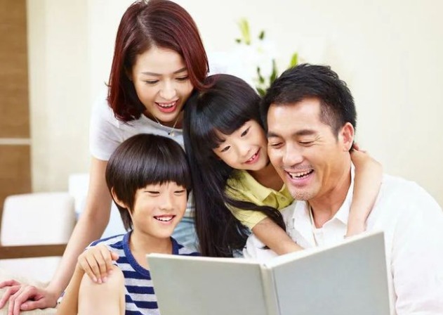 家庭教育而是構(gòu)建一個家校社三位一體的協(xié)同育人共同體