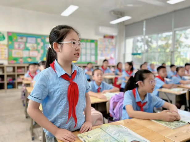 隨機聽取了語文數(shù)學等常態(tài)課具體教師教育方法和學生學習狀況