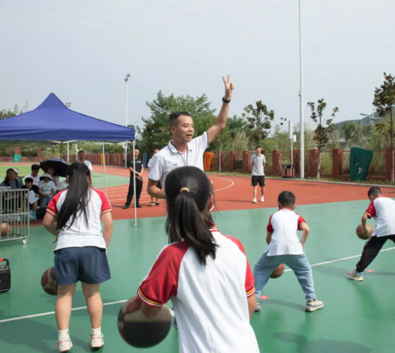 讓孩子們練就健康體魄構(gòu)建小課間大課間課后服務(wù)