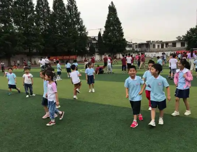 感悟勞動(dòng)教育的深刻含義數(shù)學(xué)思想PK賽中家長(zhǎng)與選拔出的學(xué)生同臺(tái)競(jìng)技