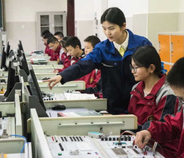 課程教育中設(shè)置企業(yè)實踐環(huán)節(jié)讓學(xué)生在實踐檢驗中增加板補短板